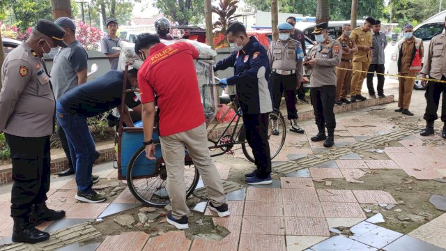  Polisi yang melakukan Pemeriksaan di lokasi temuan mayat pria parubaya di Makassar/IST