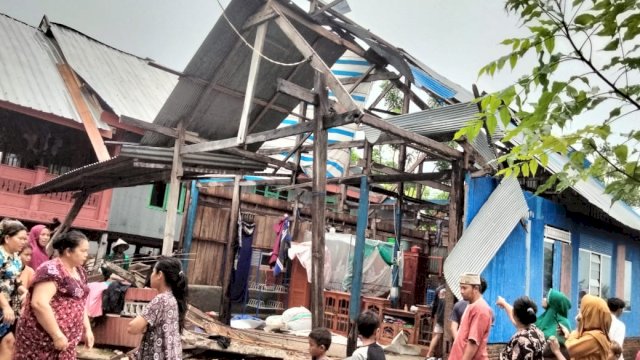 Kondisi salah satu rumah warga yang rusak akibat diterjang angin puting beliung beberapa waktu lalu.  Foto: ist