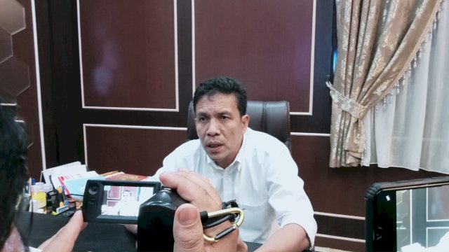 Dirreskrimsus Polda Sulsel, Kombes Pol Helmy Kwarta Rauf saat diwawancarai awak media di ruang kerjanya. Foto: Portalmedia.id/Reza