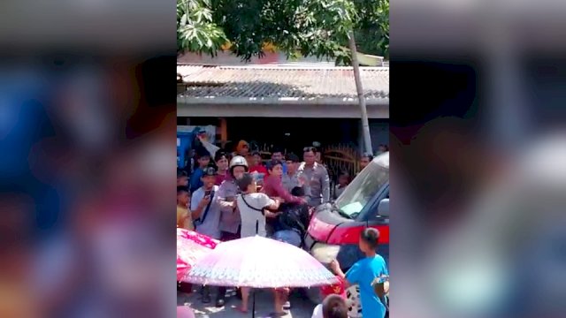 Potongan video yang memperlihatkan pria dikeroyok warga di Kecamatan Tamalanrea, Kota Makassar, (ist)