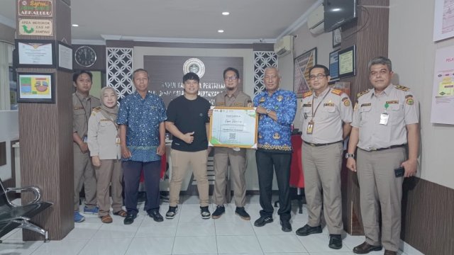 Kepala Karantina Pertanian Makassar, Lutfie Natsir, melakukan kunjungan ke Wilayah Kerja Pelabuhan Laut Soekarno Hatta Makassar, Selasa, 17 Januari 2023. Kunjungan ini dilakukan untuk menyerahkan langsung piagam rapor hijau dari Stranas PK. 