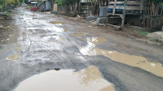 Kondisi jalan di Desa Punaga, Kecamatan Mangarabombang, Kabupaten Takalar,  yang rusak parah/Ist