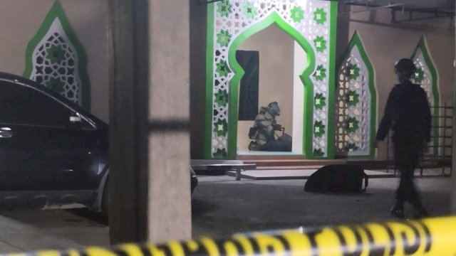 Personel Jibom Sat Brimob Polda Sulsel yang melakukan evakuasi tas mencurigakan dalam Masjid di Makassar. Foto: Portalmedia.id/Reza