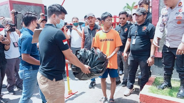 Rekonstruksi Pembunuhan bocah 10 tahun di Makassar yang dilakukan di Mako Brimob Polda Sulsel, Jalan KS Tubun. Foto: Portalmedia.id/Reza)