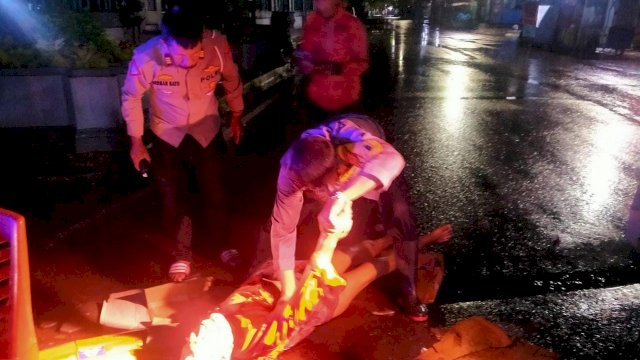 Polisi saat melakukan evakuasi jasad korban tabrak lari di Makassar, (ist)