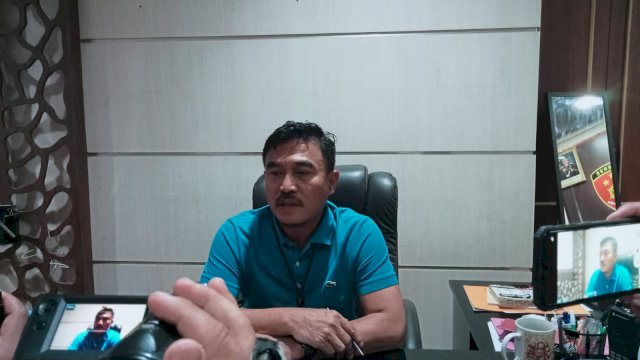 PS Kasat Reskrim Polrestabes Makassar, Kompol Jufri Natsir saat diwawancarai diruangannya, (Portal Media/Reza)