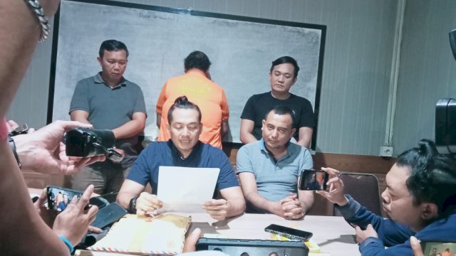 Kasat Narkoba Polrestabes Makassar, AKBP Doli M Tanjung (kanan) didampingi Wakasarnarkoba Polrestabes Makassar, Kompol Zaki Sungkar (Portal Media/Reza)