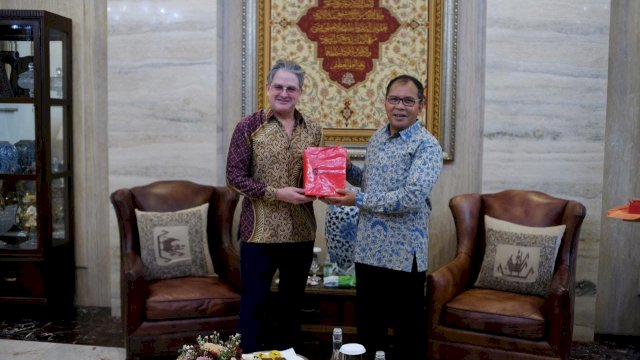 Executive Director For Global Initiatives Of Northern Illinois University, DR. Eric Jones bersama Wali Kota Makassar Moh Ramdhan pomanto. Foto: dok Humas