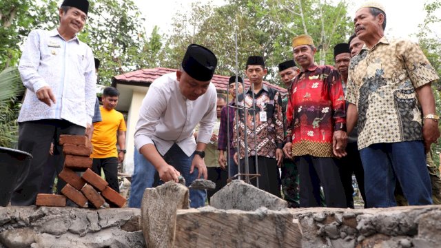Bupati Bantaeng, Ilham Azikin saat melakukan peletakan batu pertama  pembangunan masjid Nurul Hidayatullah di Kecamatan Gantarangkeke, Jumat (20/1/2023)/IST