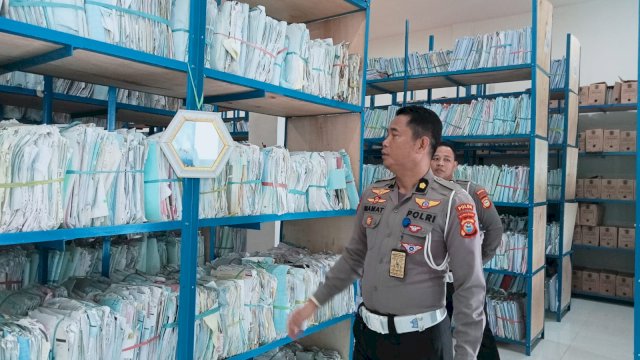 Kasi BPKB Ditlantas Polda Sulsel, Kompol Mamat Rahmat saat diwawancarai awak media di ruang kerjanya, (Portal Media/Reza)