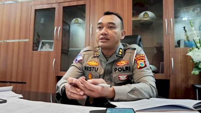 Kasubdit Regident Ditlantas Polda Sulsel, AKBP Restu Wijayanto saat diwawancarai awak media di ruang kerjanya (Portal Media/Reza)