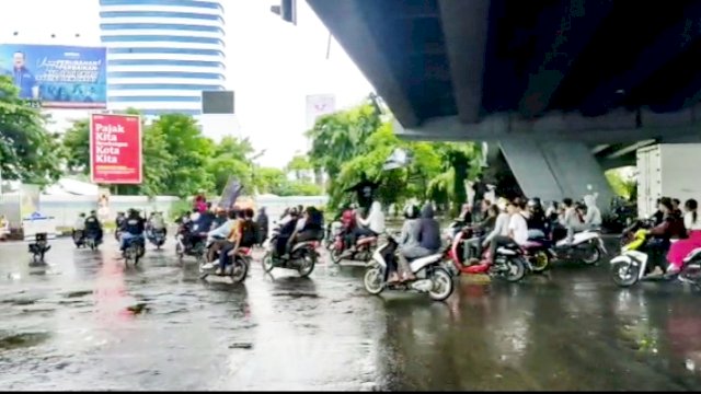 Aksi konvoi ratusan remaja dengan roda dua melintas di kawasan Fly Over Kota Makassar (ist)