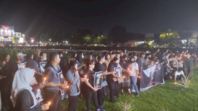 Keluarga dan Mahasiswa Teknik Unhas menggelar doa bersama dan bakar lilin sebagai bentuk duka dan mengenang Almarhum Virendy Marjefy Wehantouw (19) . Foto: Portalmedia.id/Reza
