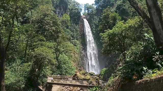 Objek wisata Air Terjun Bisappu terleletak di Desa Bontosalluang, Kecamatan Bisappu, Bantaeng. Berjarak kurang lebih 5 kilometer dari pusat kota Bantaeng. (Portak Media/Akbar Razak).