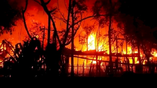 Tiga rumah di Lingkungan Sidenre, Kelurahan Sidenre, Kecamatan Binamu, Kabupaten Jeneponto, Sulawesi Selatan, ludes terbakar dipicu korsleting listrik. (IST).