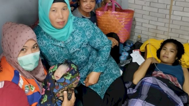 perempuan berhasil melahirkan di atas KM Amukti Palapa di perairan Pangkep (Dok IST)