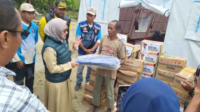Penyaluran bantuan logistik dari Pemprov Sulsel yang diberikan langsung kepada korban banjir di Lutra/Ist