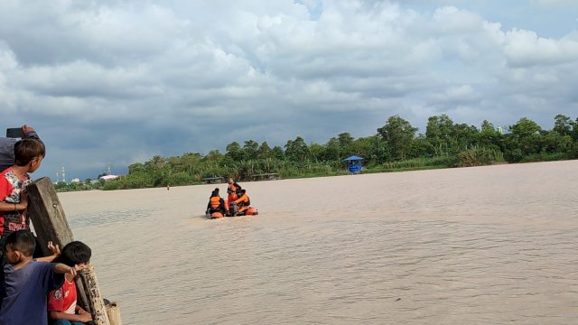 Tim SAR gabungan yang melakukan upaya pencarian korban terjatuh dari perahu penyebrangan. (Ist)