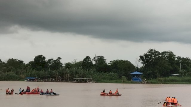 Proses pencarian Satriani di sekitar aliran Sungai Je'neberang oleh tim SAR Gabungan  (ist)