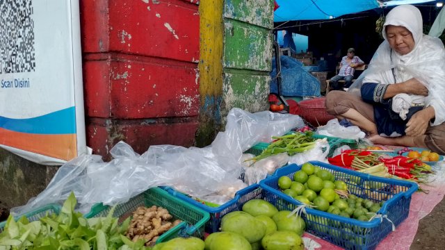 Pedagang sayuran di Pasar Pa'baeng-baeng difasilitasi pembayaran nontunai QRIS. Foto: Portalmedia.id/Gita