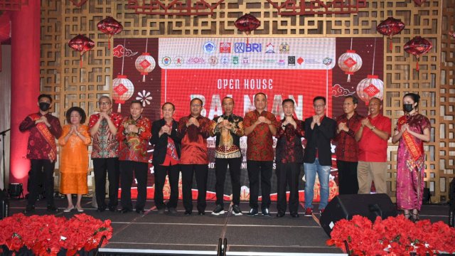 Foto bersama Pangdam XIV Hasanuddin Mayjen TNI Totok Imam Santoso saat menghadiri perayaan open house Bai Nian Temu Hati Imlek 2574. 