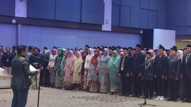 Ketua KPU Kota Makassar, Farid Wajdi saat melantik dan mengambil sumpah 456 anggota Panitia Pemungutan Suara (PPS) se-Kota Makassar(Portal Media/Al Fath) 