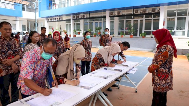 Penyerahan surat tugas pada 17 Pokja di BKKBN Sulsel. Foto: dok 