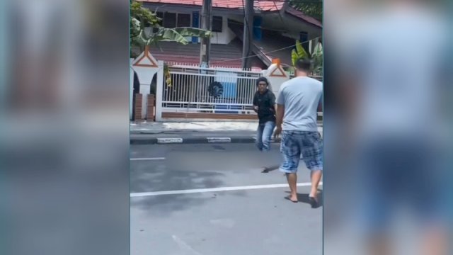 Aksi duel sopir di Makassar dengan menggunakan parang, dan satu tangan kosong viral di media sosial (ist) 
