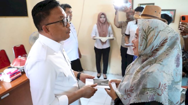 Bupati Bantaeng, Ilham Azikin  saat menyerahkan bantuan kepada peternak yang peliharaannya terinfeksi PMK/Ist