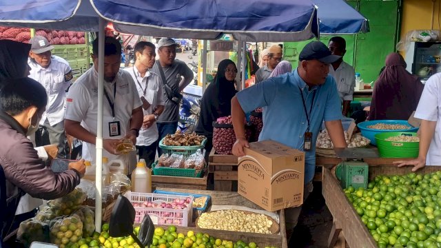 Kepala KPPU Wilayah VI Makassar dan Kadis Perdagangan Sulsel saat meninjau peredaran minyak goreng di Pasar Terong(Portal Media/Al Fath) 