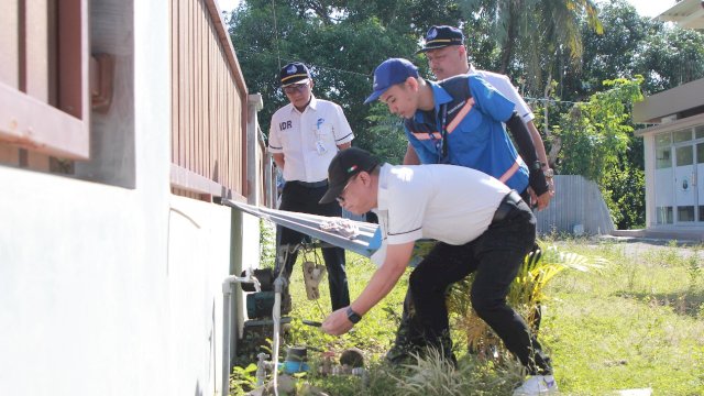 Dirut PDAM Kota Makassar, Beni Iskandar melakukan pengecekan meteran air di rumah salah satu pelanggan. Foto: dok PDAM
