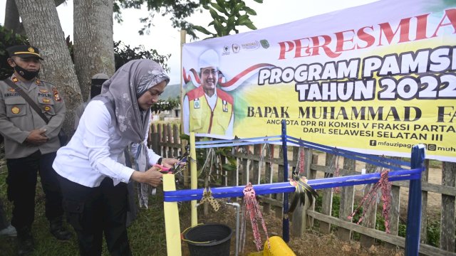 Bupati Lutra, Indah Putri Indriani saat meresmikan program program PAMSIMAS di Kecamatan Seko belum lama ini (Ist) 