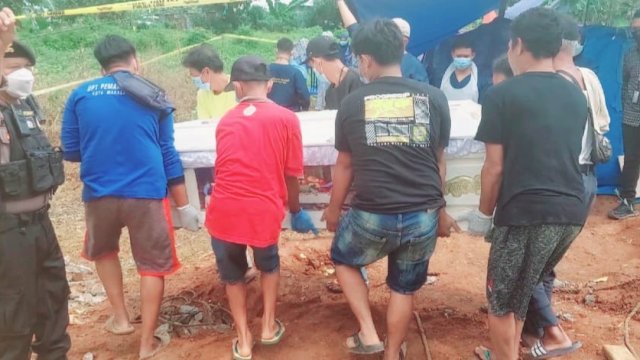 Proses pembongkaran Makam Virendy Marjefy Wehantouw yang dilakukan aparat kepolisian(Ist) 