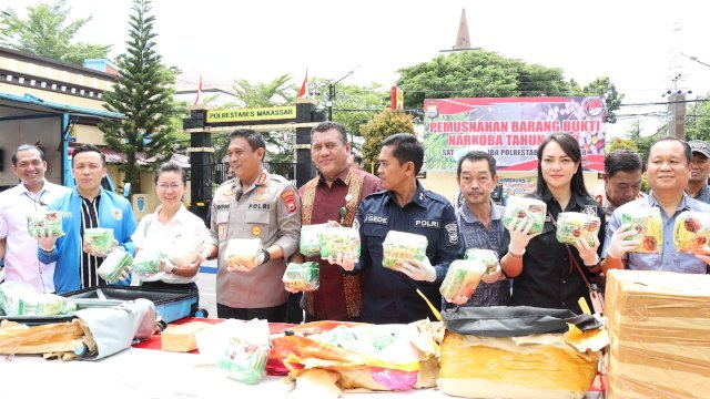 Pemusnahan narkoba di Mapolrestabes Makassar, Jalan Ahmad Yani, Kamis (26/1/2023). (Reza/portalmedia) 