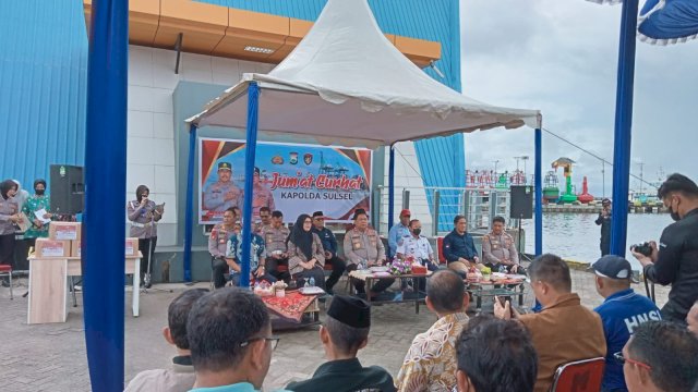  Wakapolda Sulsel, Brigjen Pol Chuzaini Patoppoi ditemani beberapa PJU Polda Sulsel saat menggelar jumat curhat di kawasan Pelabuhan Paotere Makassar  (Portal Media/Reza)