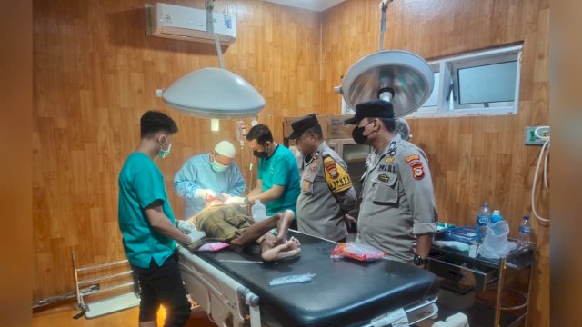Korban didampingi polisi saat menjalani perawatan di RS. (Ist)