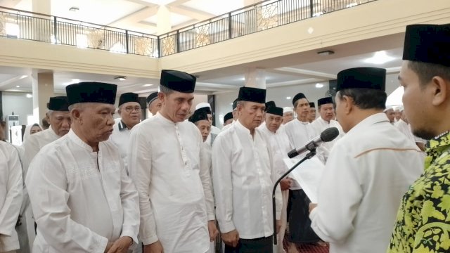 Prof. Yusuf Saleh bersama 89 Pengurus DKM Jami'ul Ihsan Dilantik oleh DMI Kota Makassar