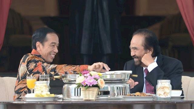 Momen saat Jokowi sarapan bersama dengan Ketua Umum Partai Nasdem Surya Paloh di Istana Merdeka. Foto: dok Setpres/Biro Pers