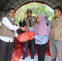 Pemda Lutra Salurkan Dana Siap Pakai ke Korban Banjir di Malangke Barat