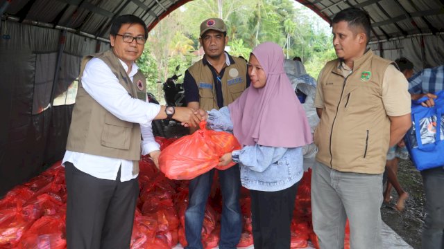 Wakil Bupati Luwu Utara, Suaib Mansur saat menyerahkan bantuan ke korban banjir di Dusun Urukumpang Desa Cenning Kecamatan Malangke Barat/Ist