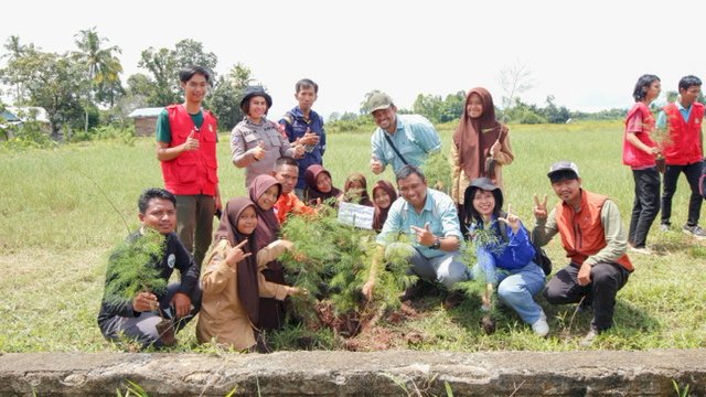 Gandeng Mahasiswa KKN Unhas, PT Vale Edukasi Pentingnya Menanam Pohon ke Pelajar Loeha