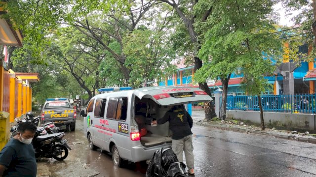 Petugas Dokpol Biddokkes Polda Sulsel yang melakukan proses evakuasi di lokasi penemuan mayat. Foto: ist