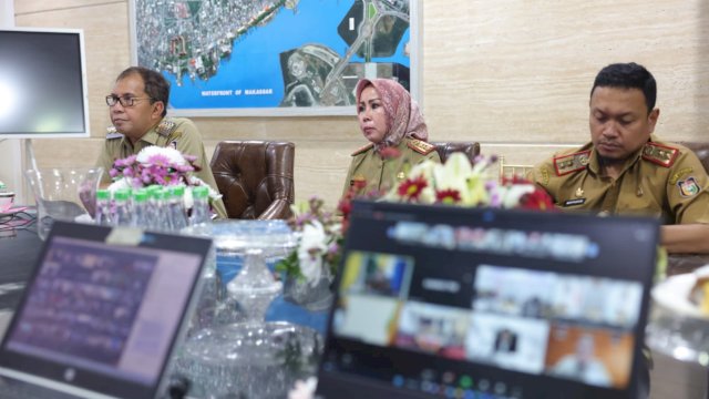 Wali Kota Makassar, Moh Ramdhan Pomanto bersama SKPD terkait saat mengikuti rapat virtual bersama Kemendagri RI/Ist