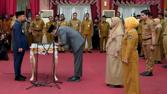 Pelantikan pejabat eselon lingkup Pemprov Sulsel dan kepala sekolah oleh Gubernur Sulsel, Andi Sudirman Sulaiman/Ist