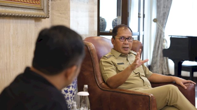 Wali Kota Makassar Moh Ramdhan Pomanto saat menerima kunjungan Dansatgas Densus 88 Antiteror Sulsel Kombespol Agung Novrianto Masloman di kediaman pribadinya/Ist