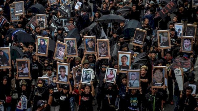 Keluarga korban Tragedi Kanjuruhan. Foto: dok CNN 