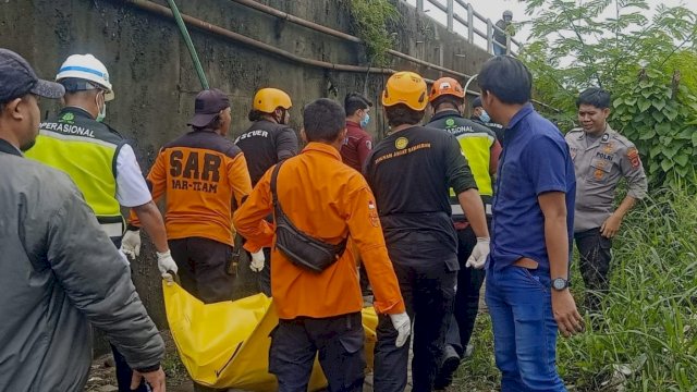 Tim SAR dan polisi mengevakuasi jasad pria ditemukan mengapung di bawah jembatan Tallo Makassar (Foto: ist/reza/portalmedia)