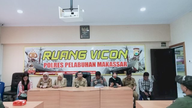 Pelaksana event  Cap Go Meh bersama jajaran kepolisian saat konferensi pers di Mapolres Pelabuhan Makassar, Selasa (31/1/2023)/ (Portal Media/Reza)