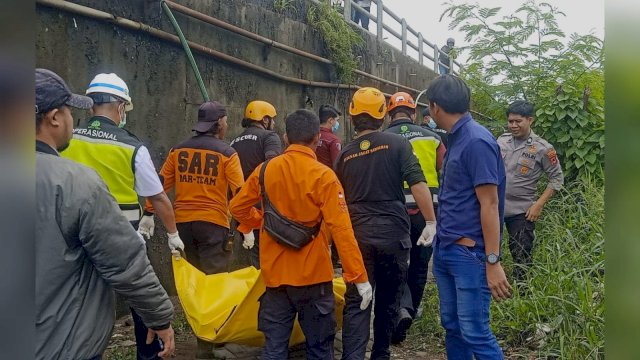 jasad pria bernama Firdaus Sarif (29) saat dievakuasi oleh Tim SAR Gabungan/Ist