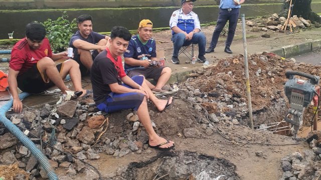 Pengerjaan pipa utama PDAM Makassar yang mengalami kebocoran. Foto: dok